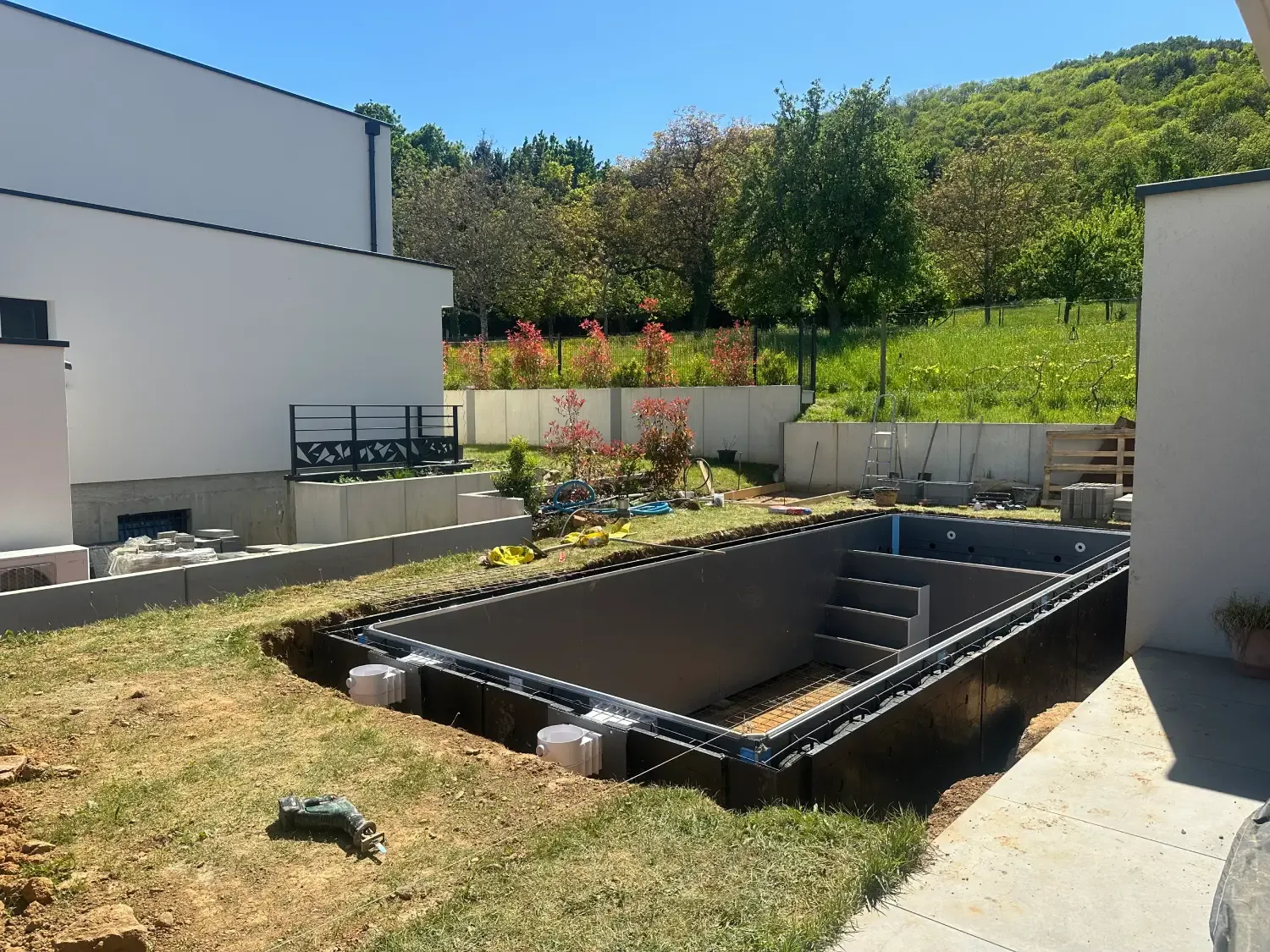 Coffrage du bassin Unibéo installé dans la fouille, avec escalier à une extrémité