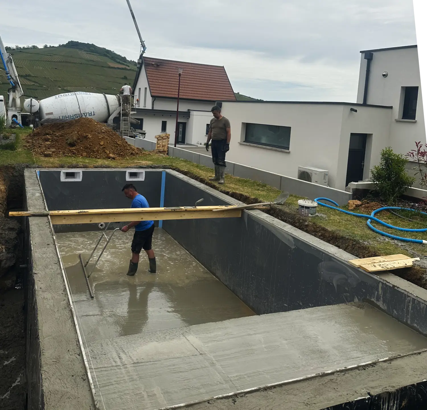 Coulage du béton dans la structure armée d'une piscine