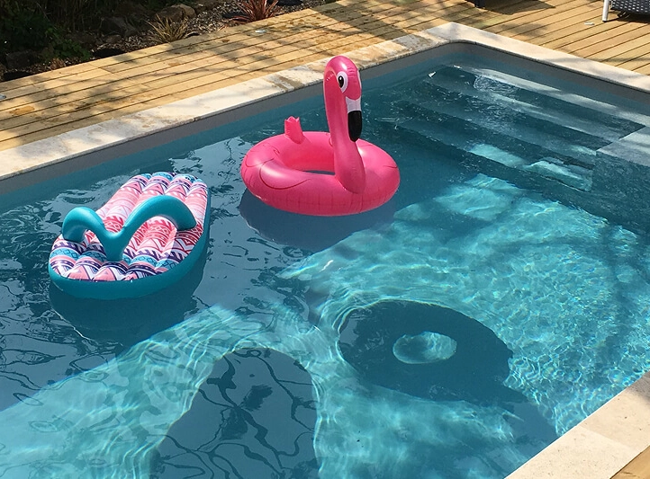 Piscine coque avec bouées flottant sur l'eau.