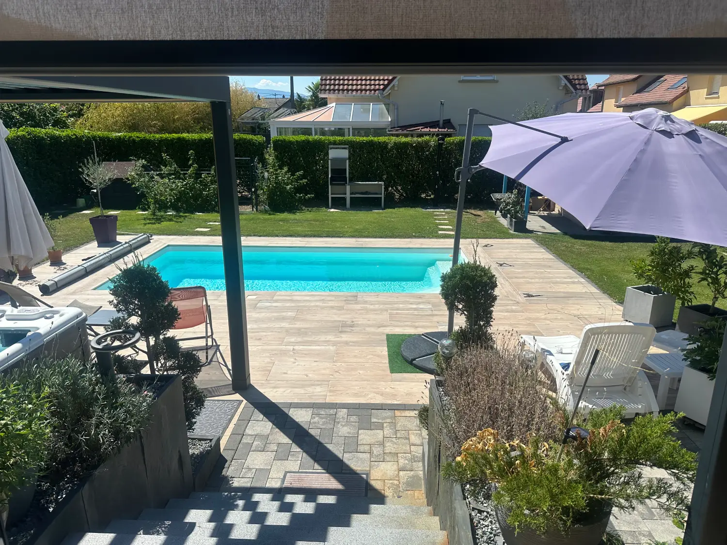 Piscine coque avec terrasse à Meyenheim, dans le Haut-Rhin