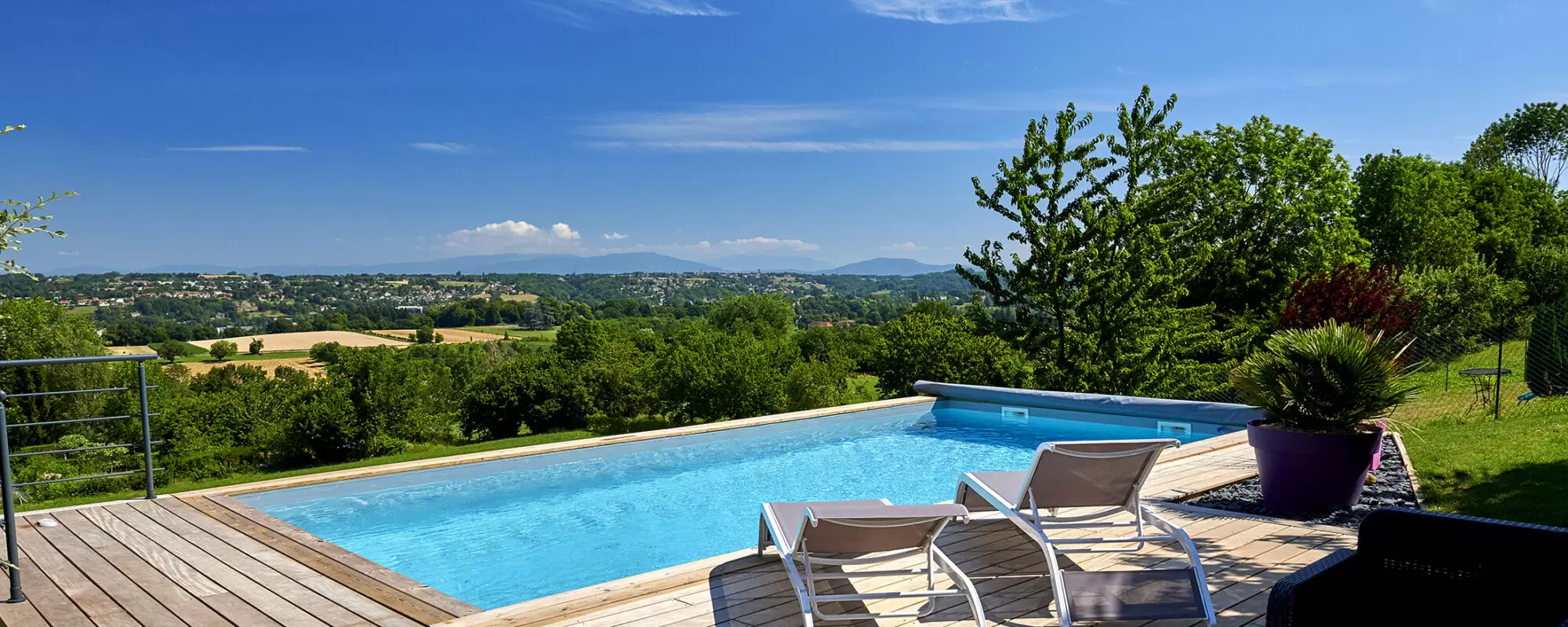 Piscine enterrée avec contour et terrasse en bois