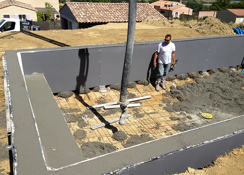 Coulage du béton dans la structure armée d'une piscine