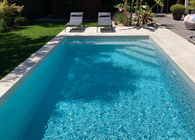 Mise en eau d'une piscine en béton