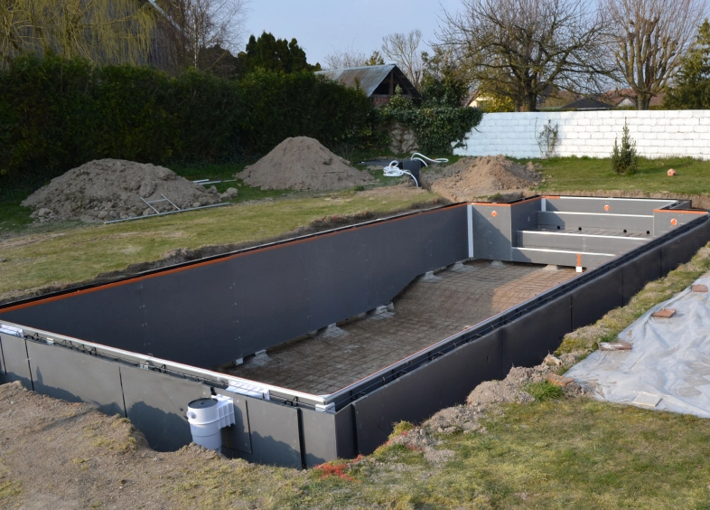 Montage d'une piscine en béton