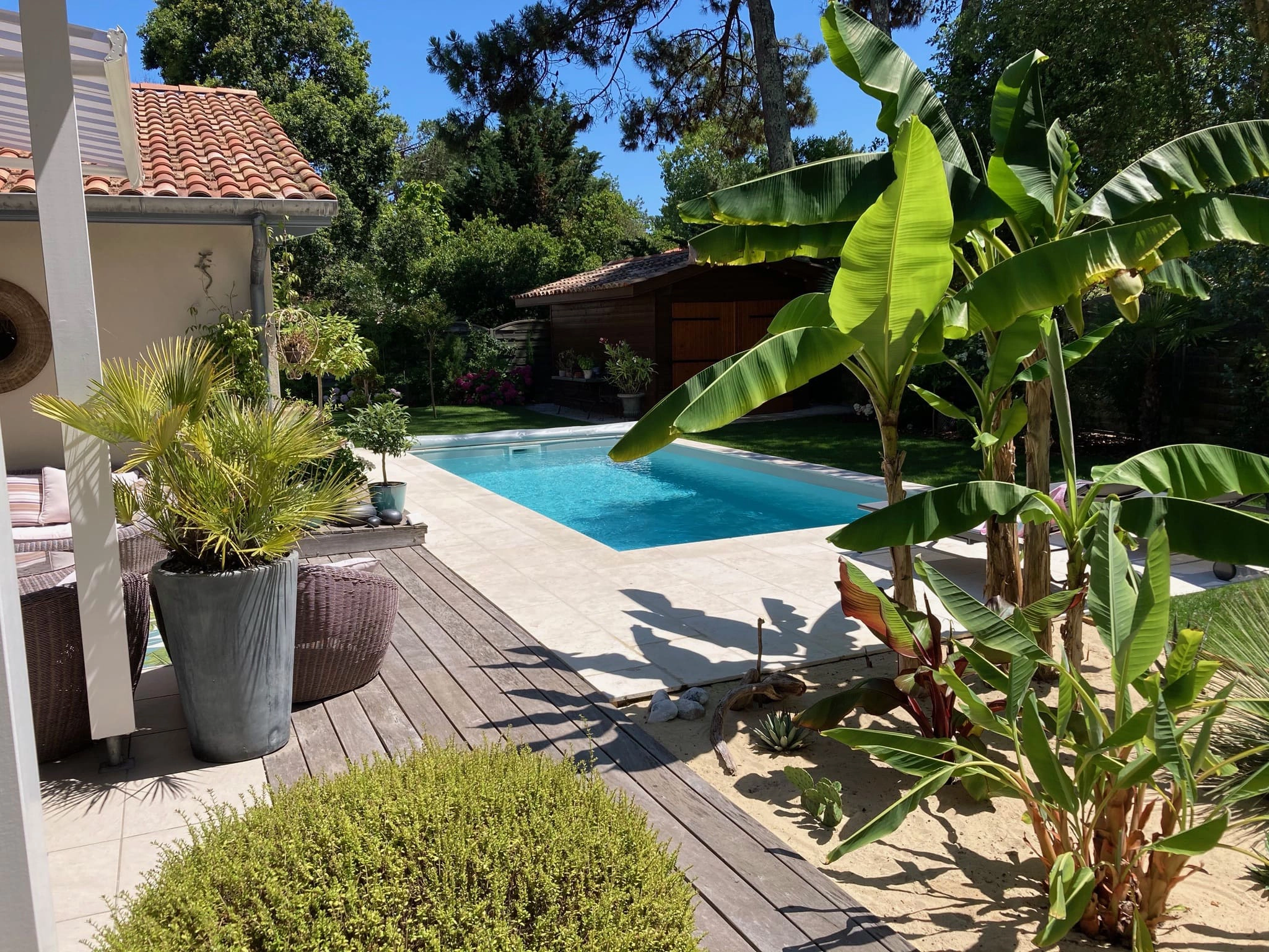 Piscine en Alsace. Habillage en pierre et bois.