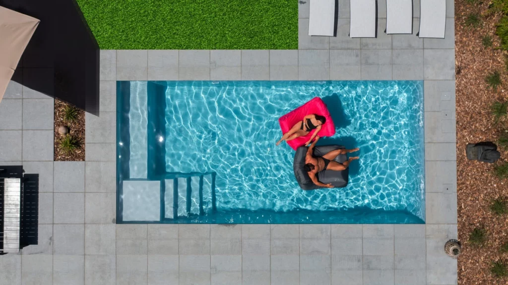 Couple sur des bouées dans une piscine 
