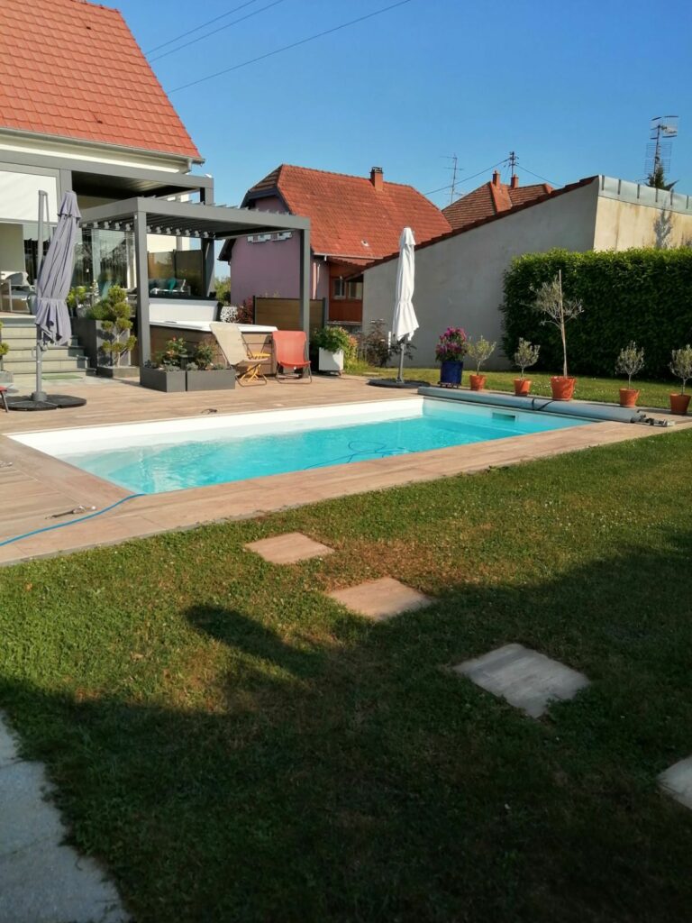 Piscine coque à Sélestat avec margelle en pierre