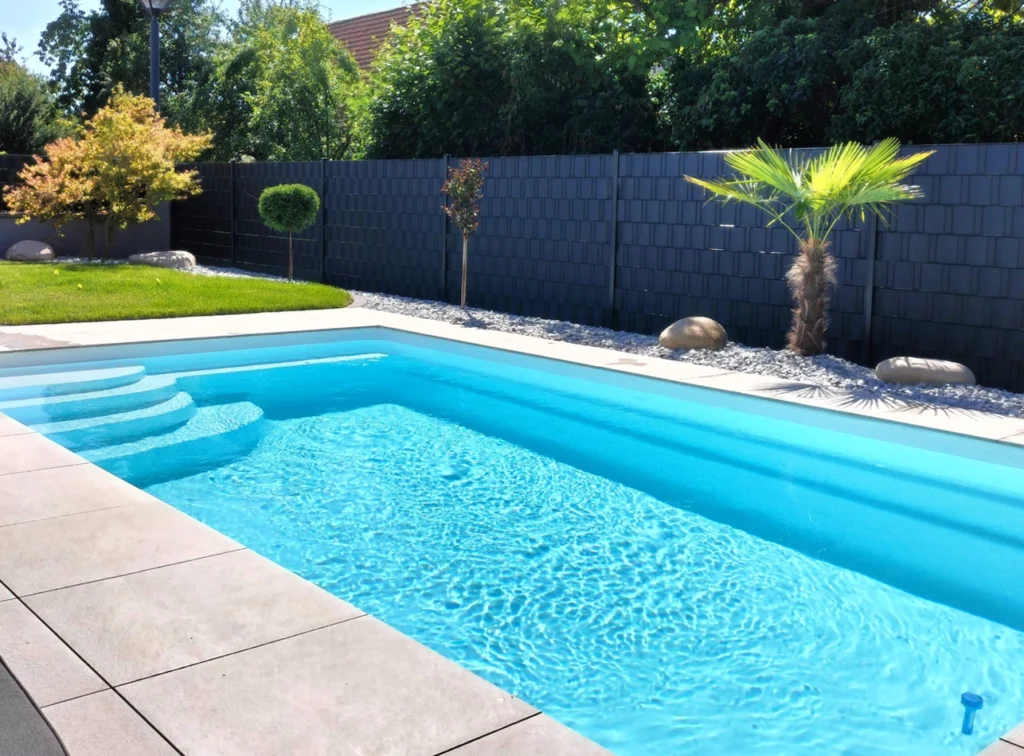 Piscine coque enterrée, modèles KAREN. Avec margelles en pierre.