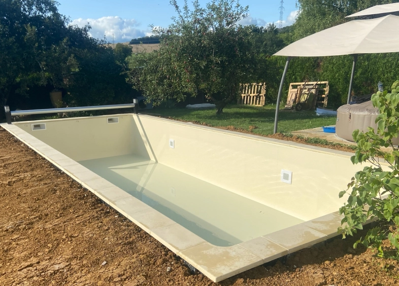 Pose du liner dans une piscine en béton