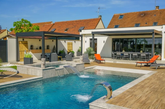 Piscine sur mesure en béton armé avec équipements variés et haut de gamme