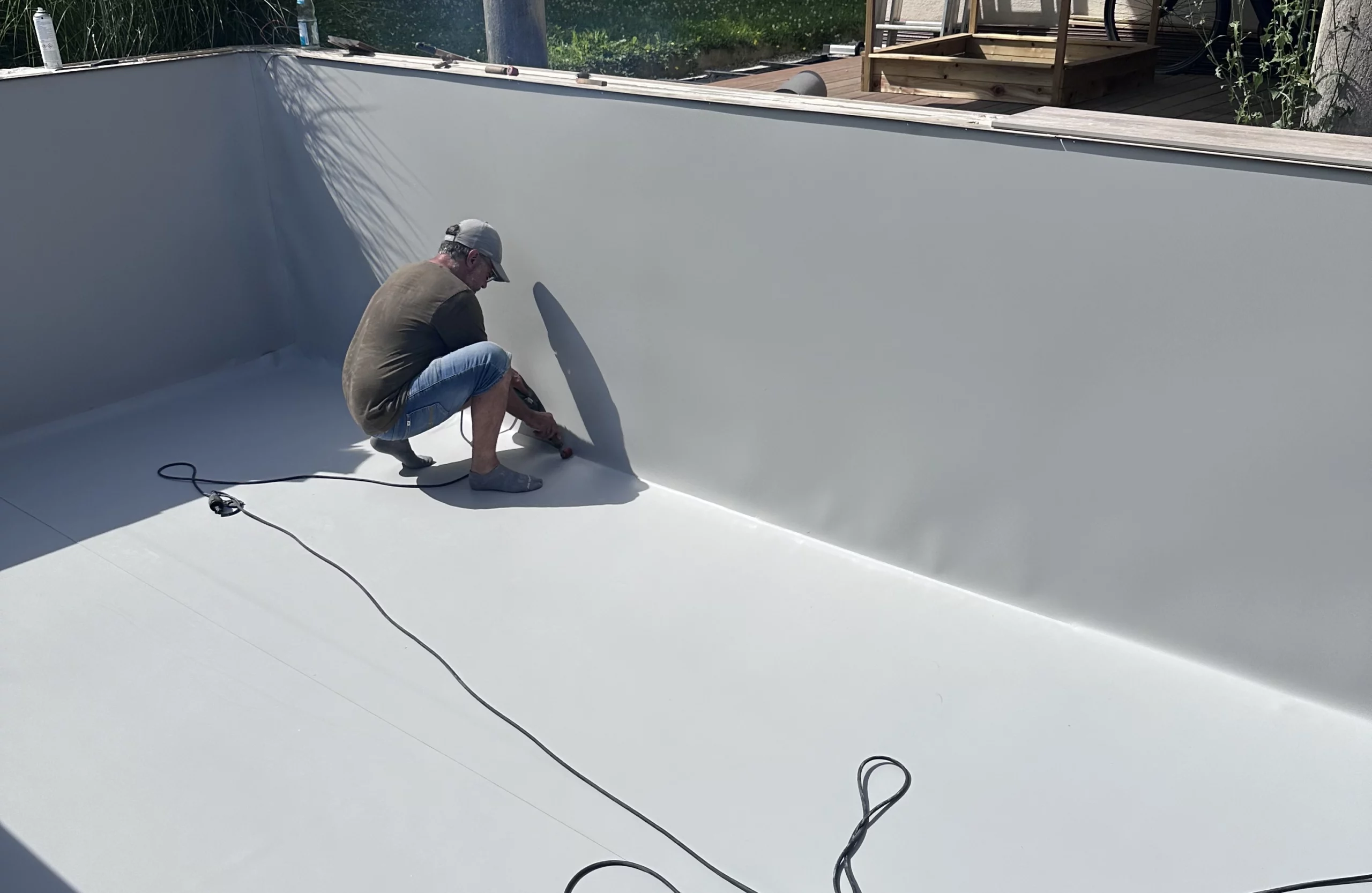 Rénovation de piscine, pose d'un nouveau liner dans le bassin
