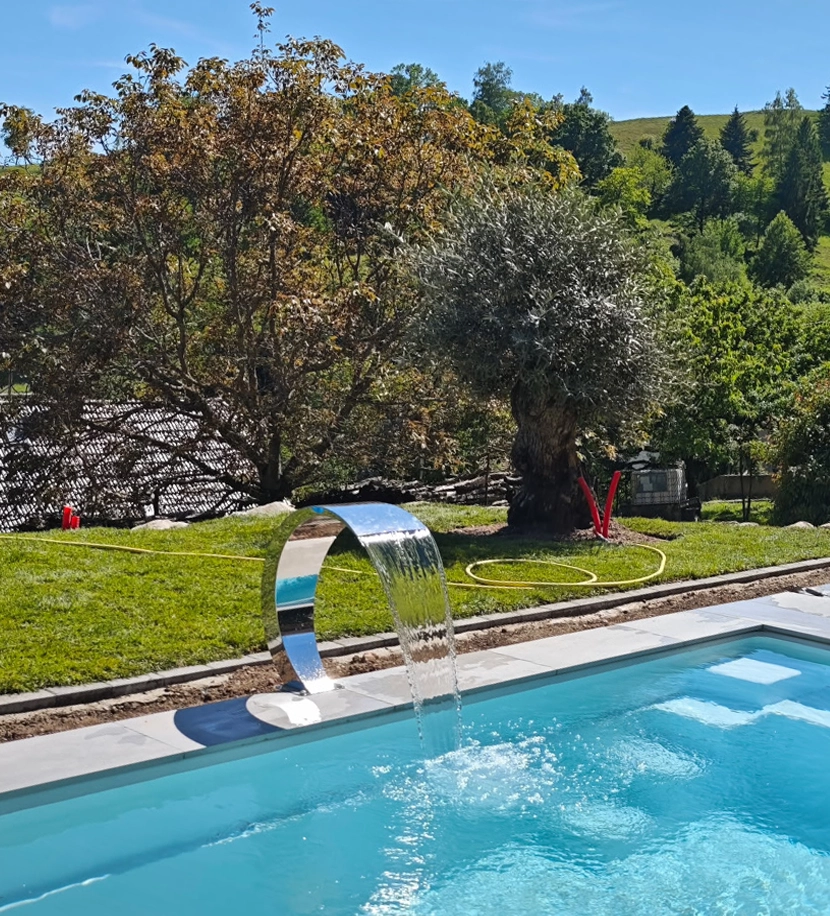 Cascade Cobra pour piscine coque à Grendelbruch, Alsace, Haut-Rhin