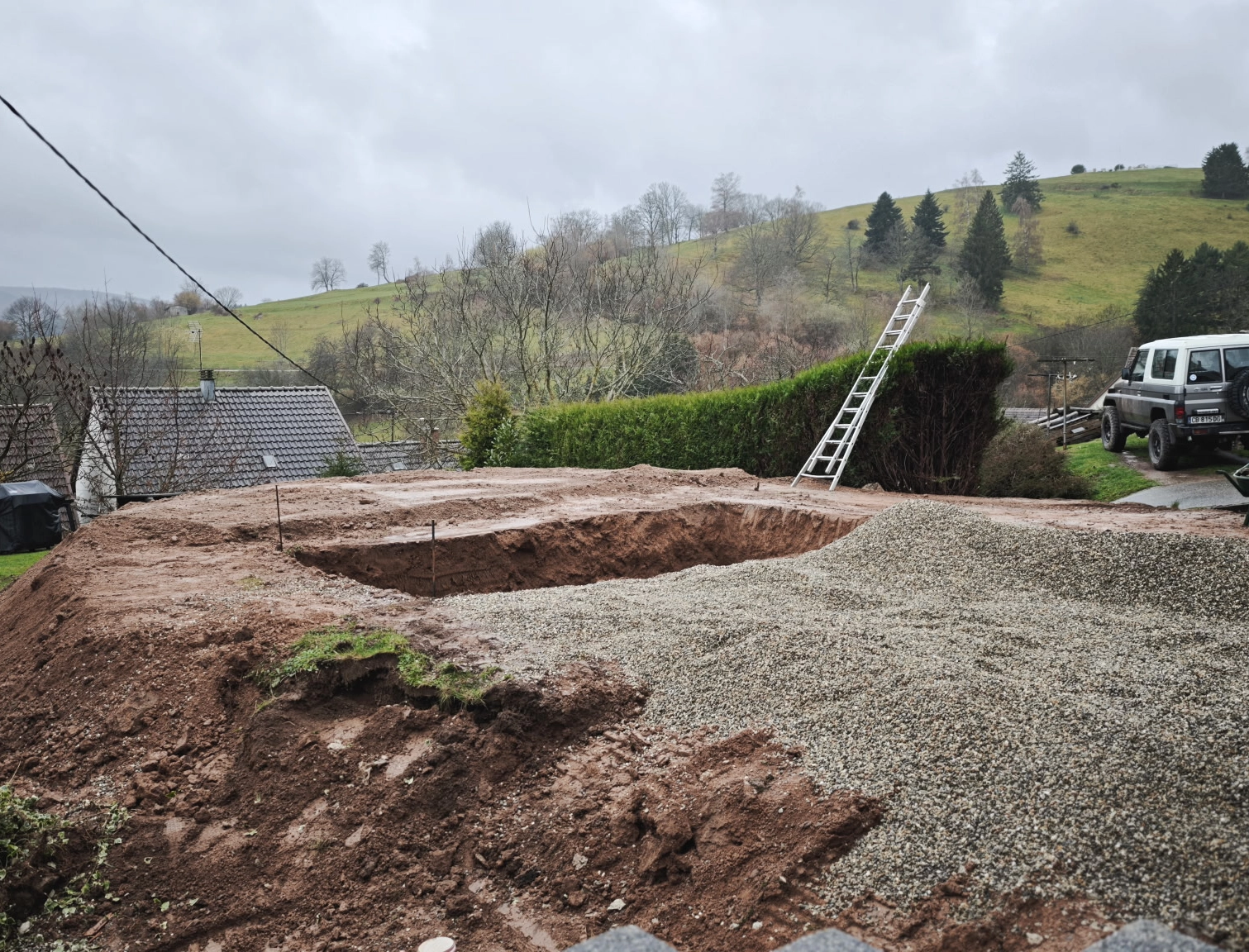 Terrassement pour installation d'une piscine coque et aménagement d'une terrasse