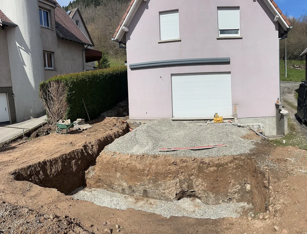 Terrassement pour installation d'une piscine coque et aménagement d'une terrasse