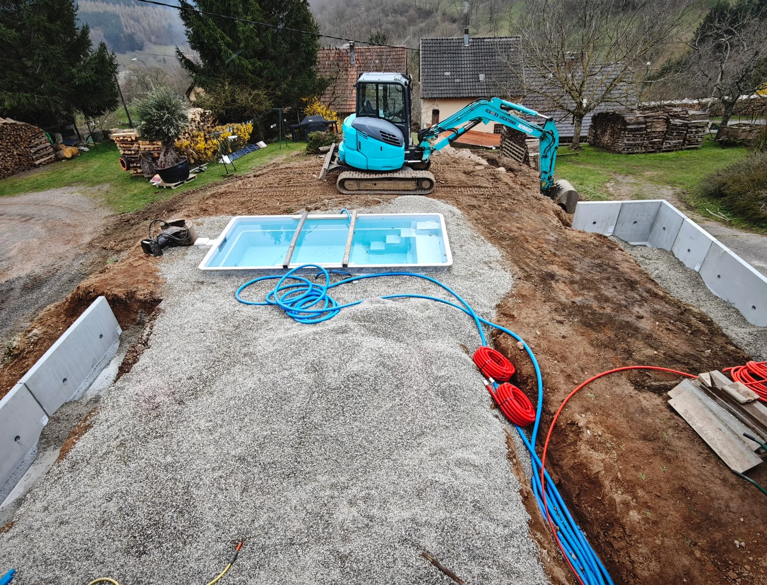 Vue de la piscine avec remblais externes