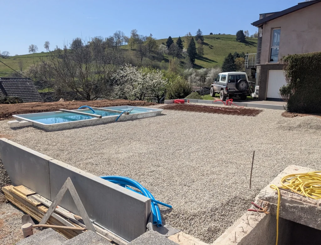 Préparation du terrain avant coulage de la dalle en béton armée pour la terrasse
