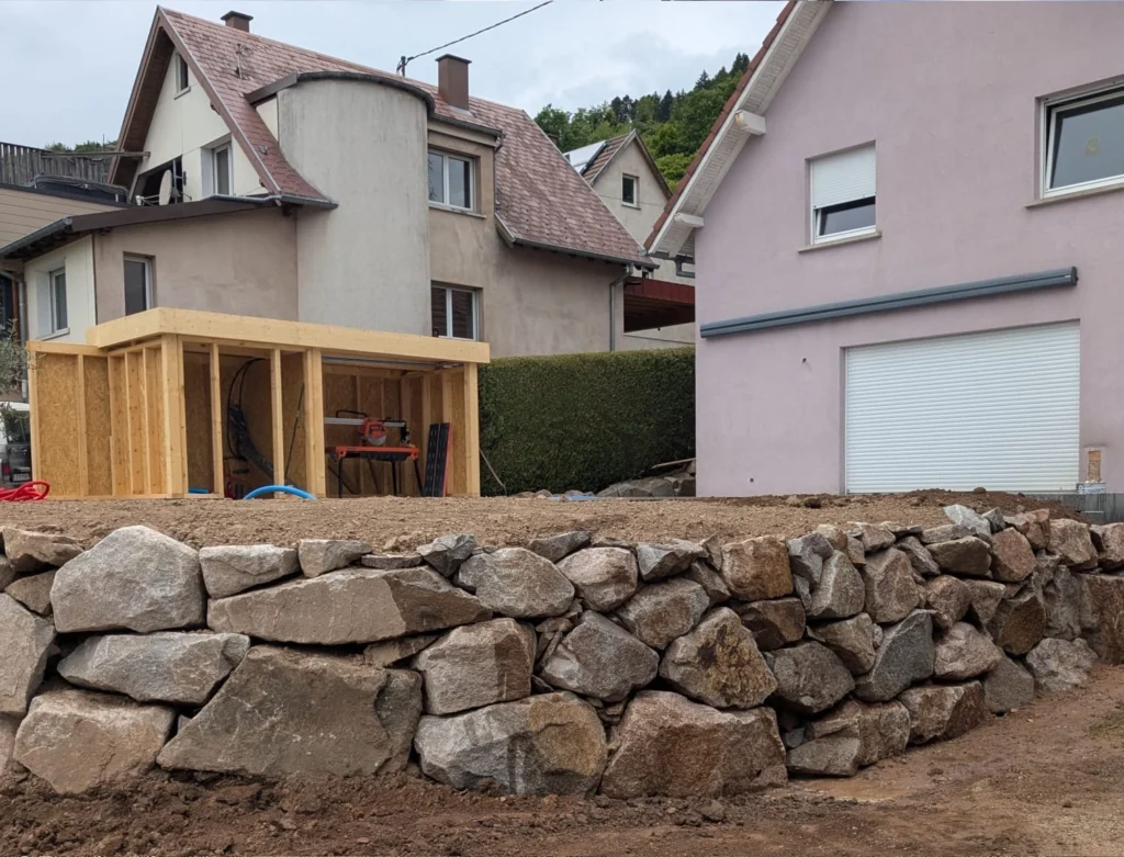 Enrochement latéral de la terrasse pour compenser le terrain en pente