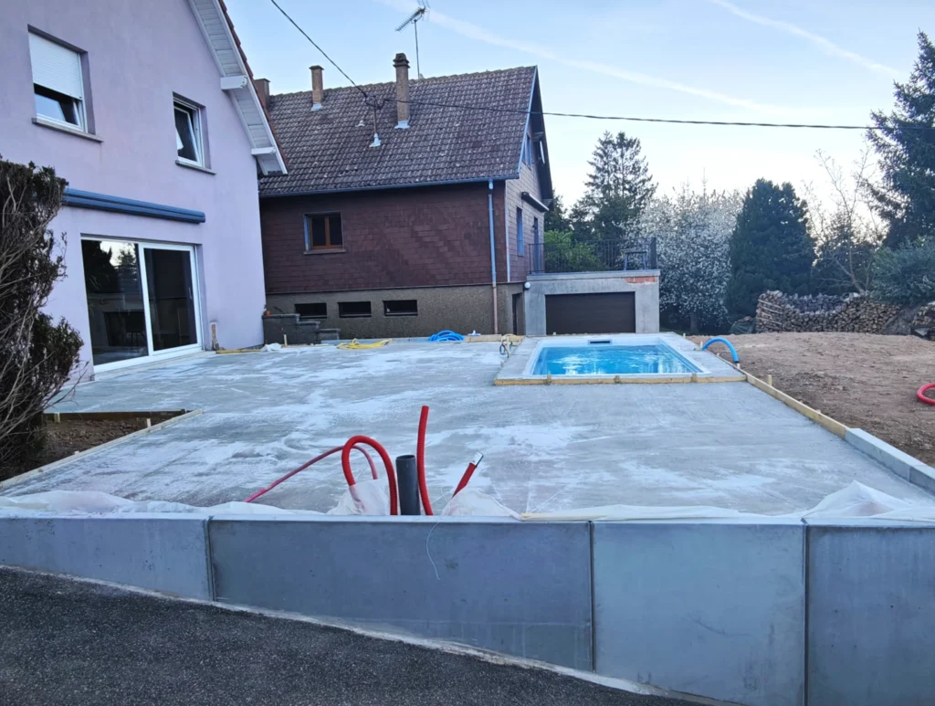 Terrasse de piscine sur terrain en pente à Grendelbruch