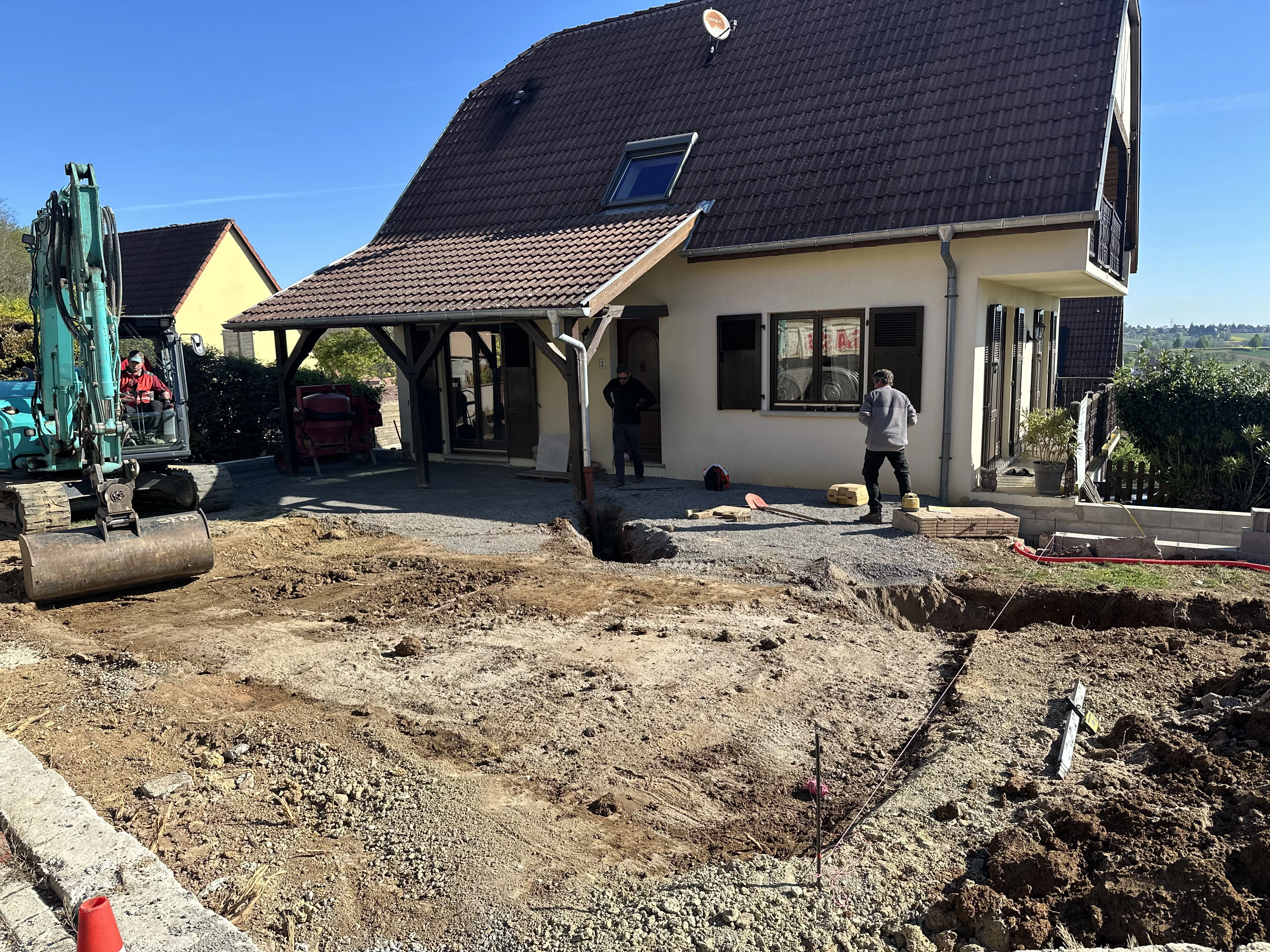 Terrassement du terrain pour pose d'une piscine coque à Kuttolsheim, Haut-Rhin. Vue 1