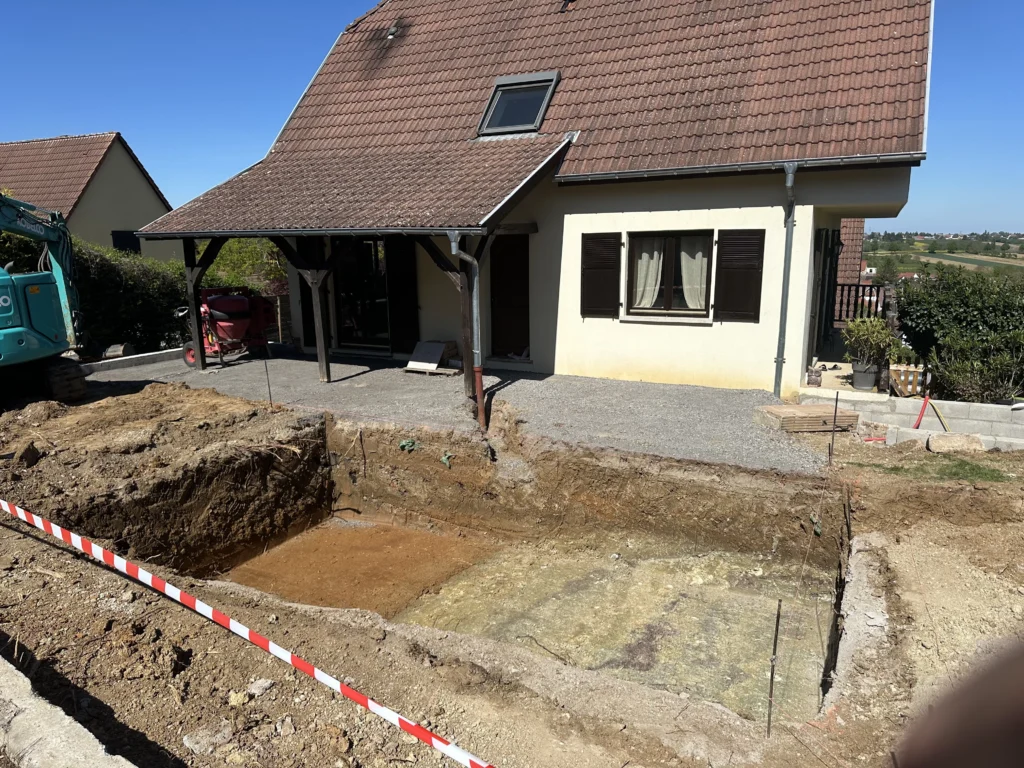 Terrassement du terrain pour pose d'une piscine coque à Kuttolsheim, Haut-Rhin. Vue 2