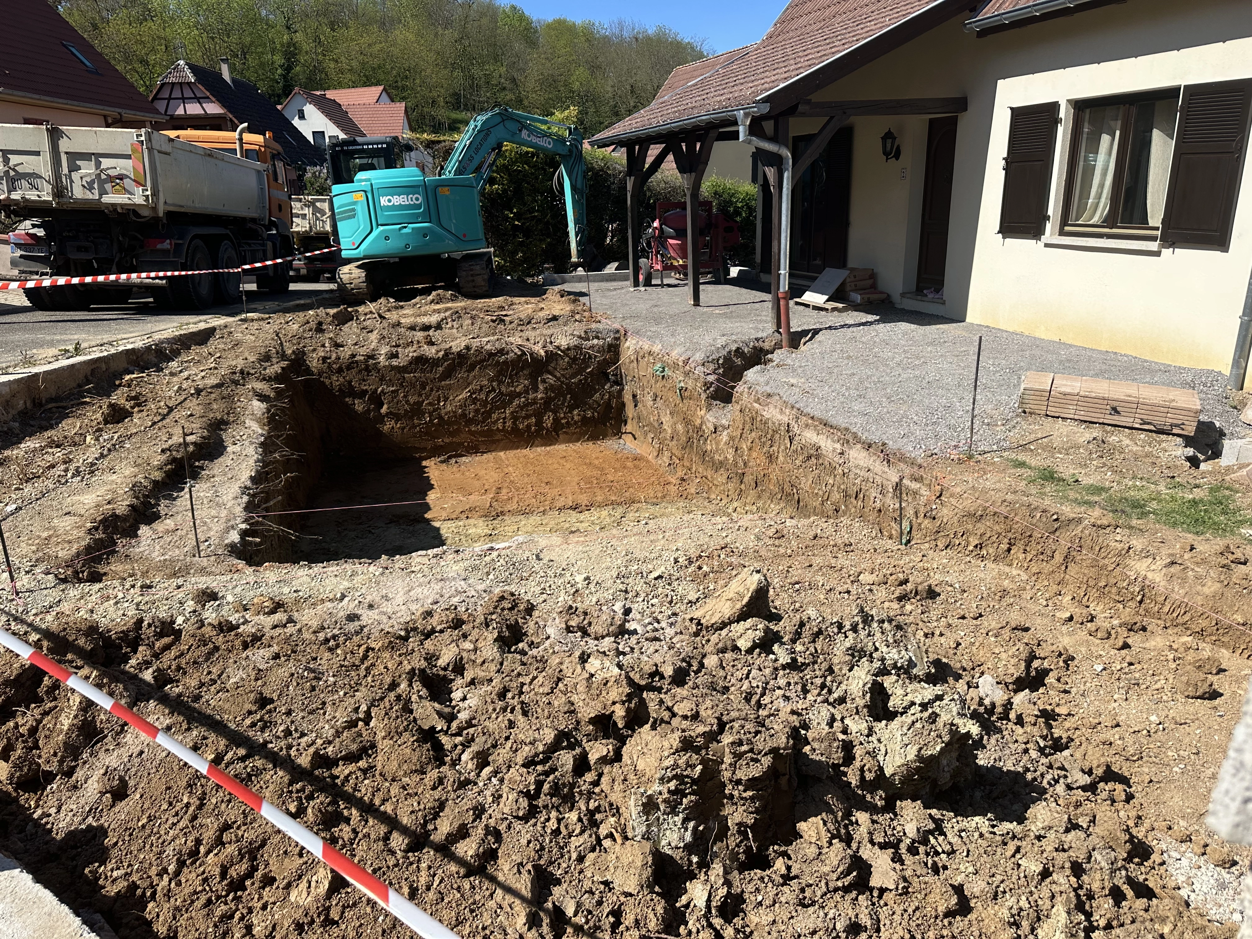 Terrassement du terrain pour pose d'une piscine coque à Kuttolsheim, Haut-Rhin. Vue 3