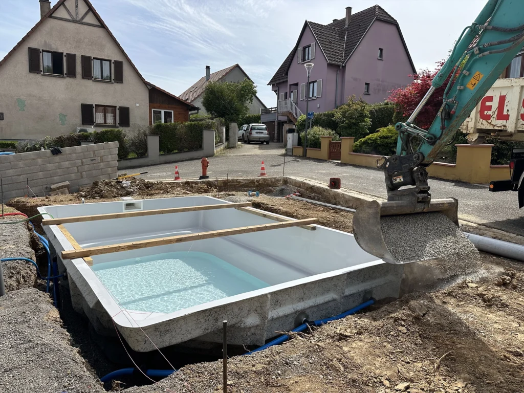 Pose d'un bassin piscine coque à Kuttolsheim, Haut-Rhin
