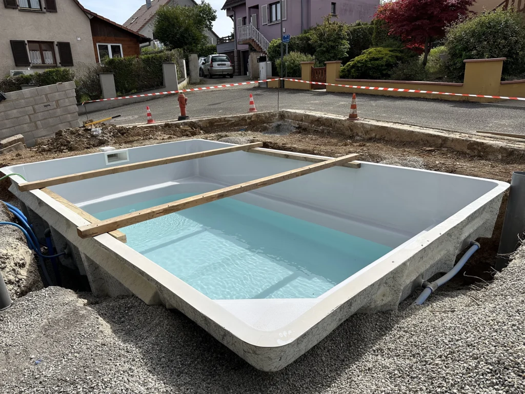 Pose d'un bassin piscine coque à Kuttolsheim, HAut-Rhin
