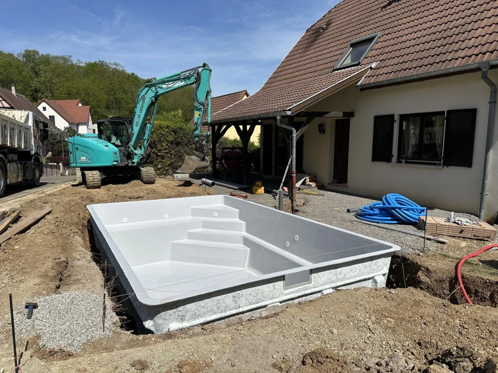 Pose d'un bassin piscine coque à Kuttolsheim, HAut-Rhin