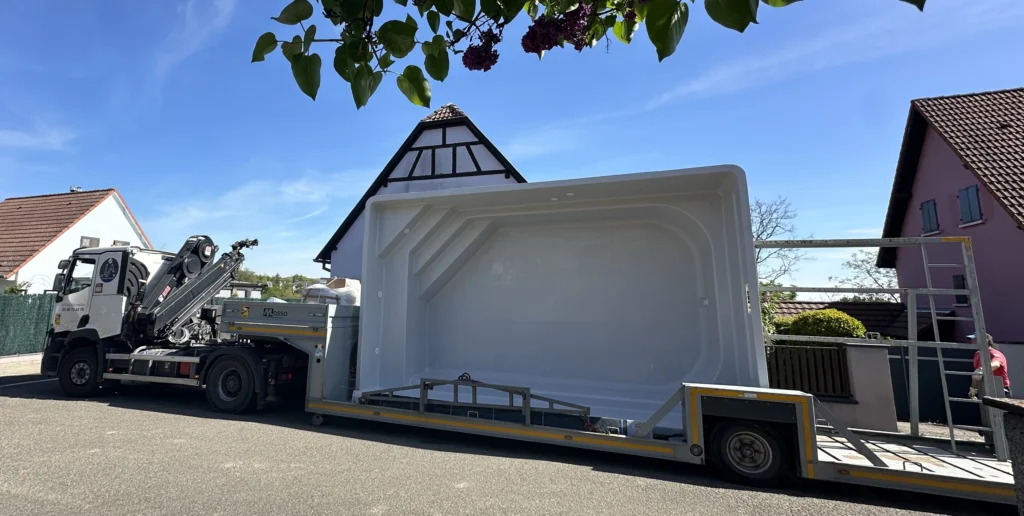 Livraison d'une piscine coque à Kuttolsheim, Haut-Rhin