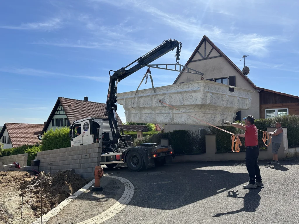 Livraison d'une piscine coque par camion grus à Kuttolsheim, Haut-Rhin